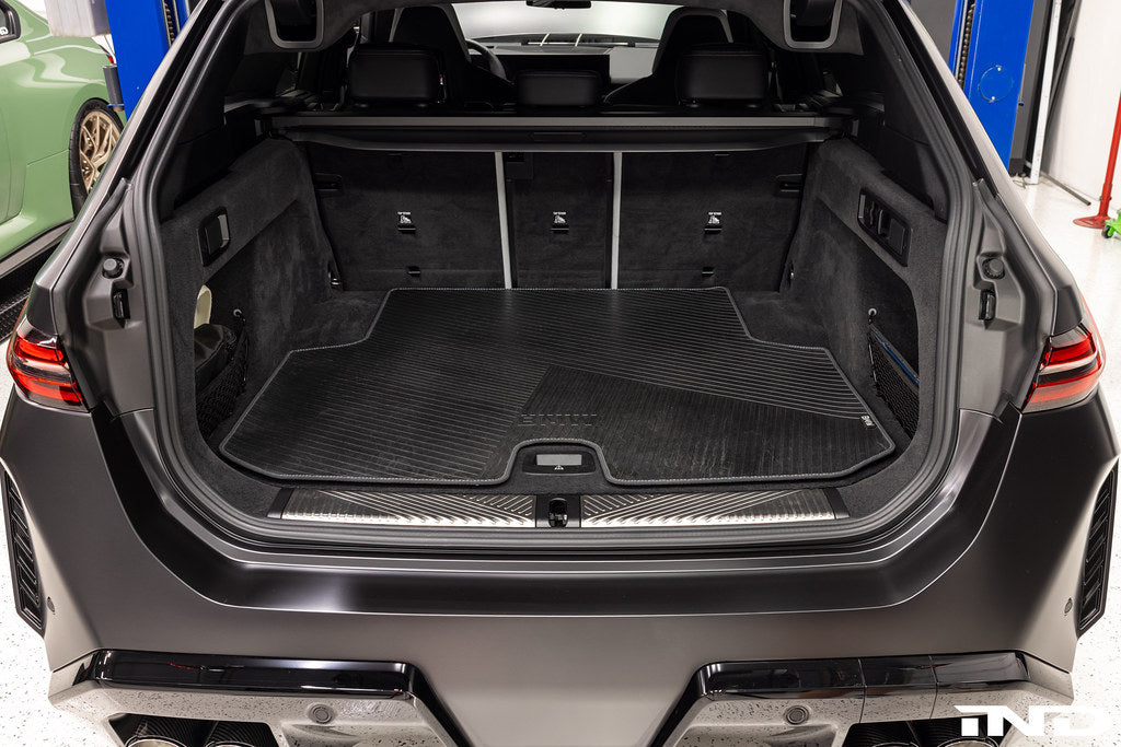 BMW G99 M5 Touring reversible cargo liner with carpet and rubber, designed for trunk protection and interior durability.
