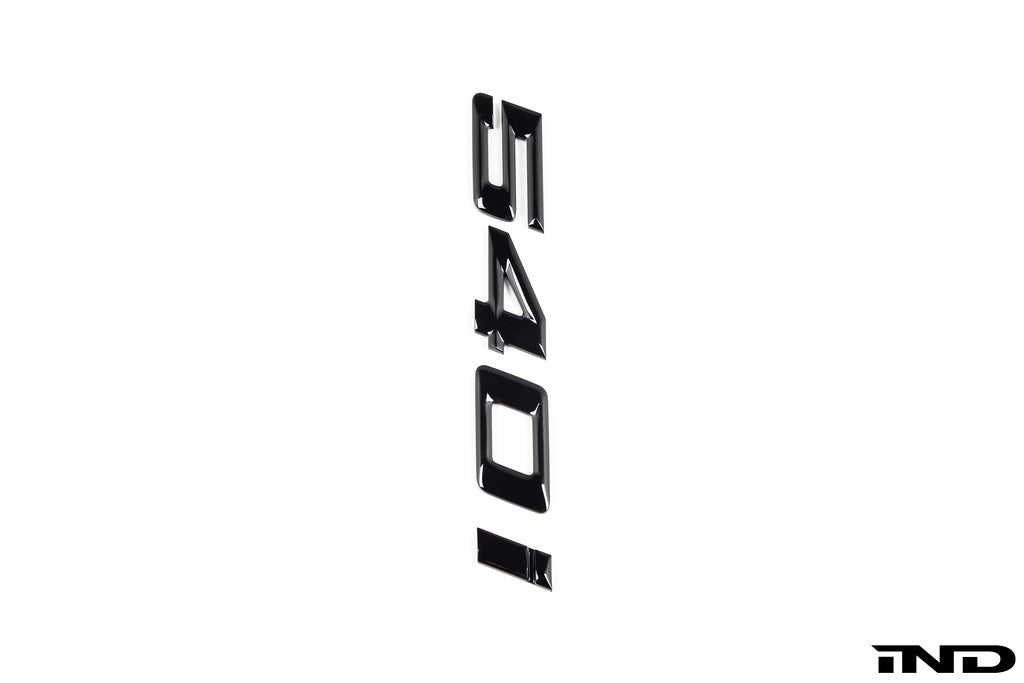 IND G30 540i painted trunk emblem for BMW 540i, exterior car badge with black finish and detailed lettering.