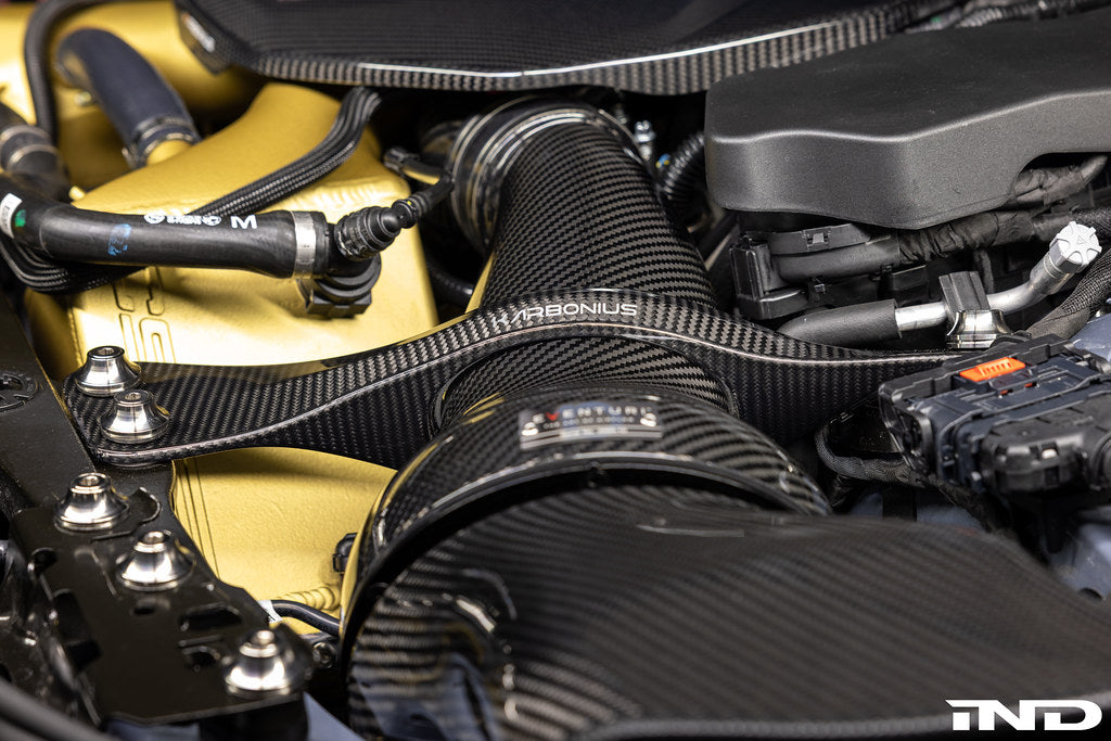 Karbonius gloss carbon fiber strut brace set for BMW G90 M5 and G99 M5 installed in engine bay