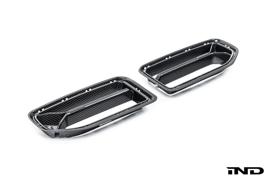 Alpha N G87 M2 Carbon front grille V2 for BMW G87 M2, showcasing sleek white finish and detailed exterior design.
