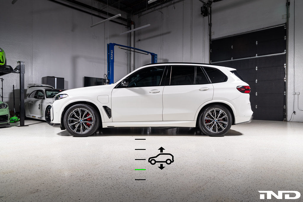 Baan Velgen G0X X5 X6 X7 Airmatic Lowering Link Set installed on an Alpine White BMW G05 X5 showing a lowered ride height and improved stance