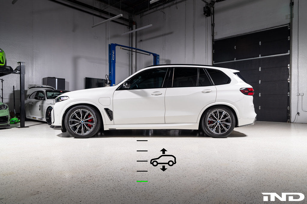 Baan Velgen G0X X5 X6 X7 Airmatic Lowering Link Set installed on an Alpine White BMW G05 X5 showing a lowered ride height and improved stance