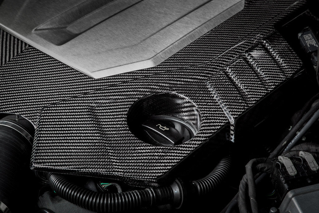 Eventuri black carbon engine cover installed on Audi C8 RS6 and RS7, showcasing sleek exterior design and high-quality craftsmanship.