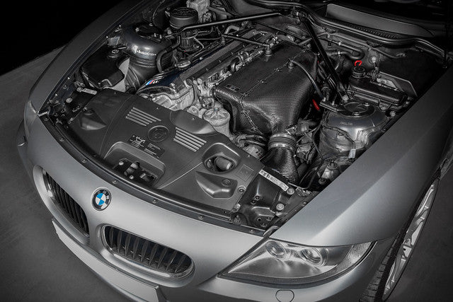Eventuri Z4M Hybrid Carbon Airbox System installed on a BMW Z4M, showcasing the prepreg carbon fiber airbox, MAF-compatible snorkel, and complete carbon intake assembly engineered for CSL-inspired induction sound and OEM drivability.