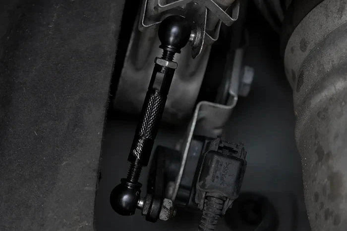 Baan Velgen G11 G12 7-Series Airmatic suspension lowering link set installed on BMW 7-Series vehicle.