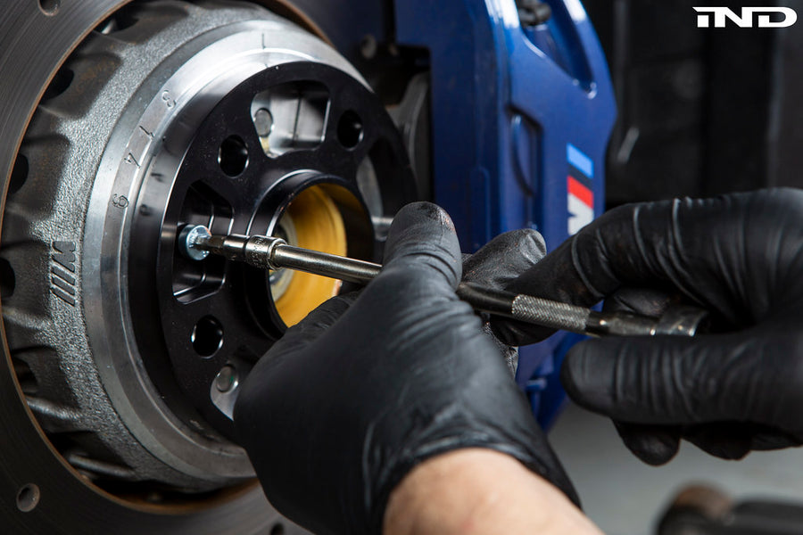 Tightening FC wheel spacer hub bolts on a BMW