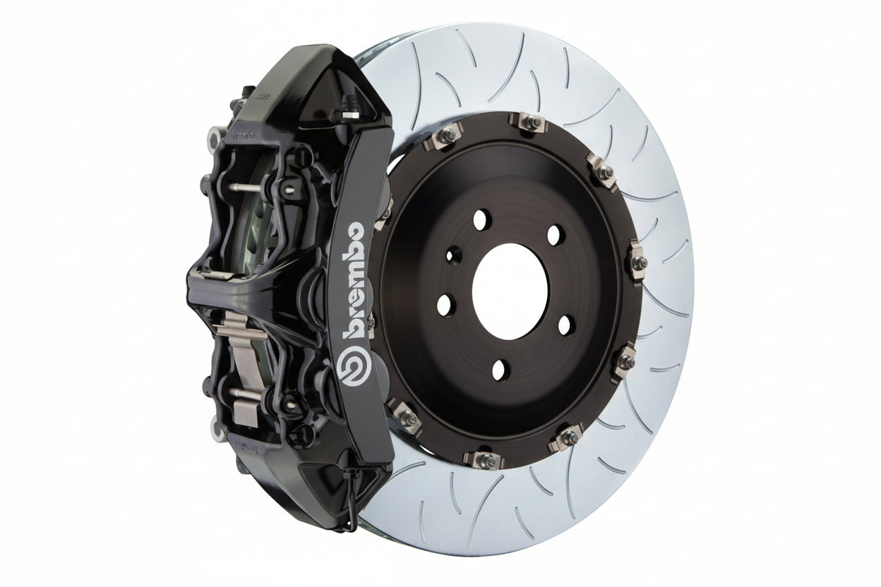 Brembo F85 X5M / F86 X6M GT big brake kit with 405x34mm 2-piece front slotted brakes and black 6-piston calipers.