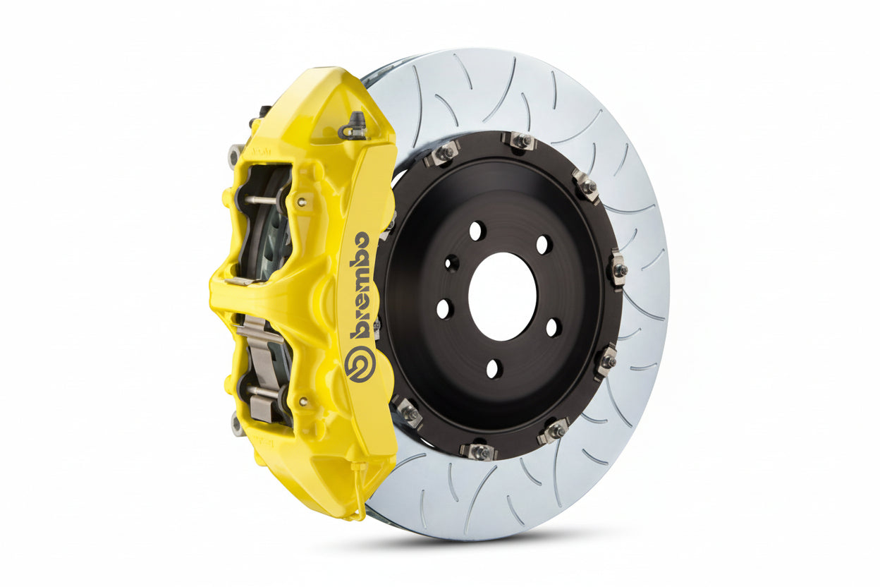 Brembo F85 X5M / F86 X6M GT big brake kit with 405x34mm 2-piece slotted front brakes and yellow calipers.