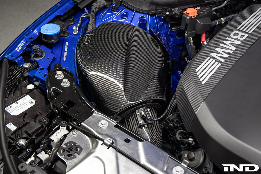 BMW G2X M40i B58N2 Gen3 Eventuri Black Carbon Intake System installed, close-up of the carbon airbox in the engine bay