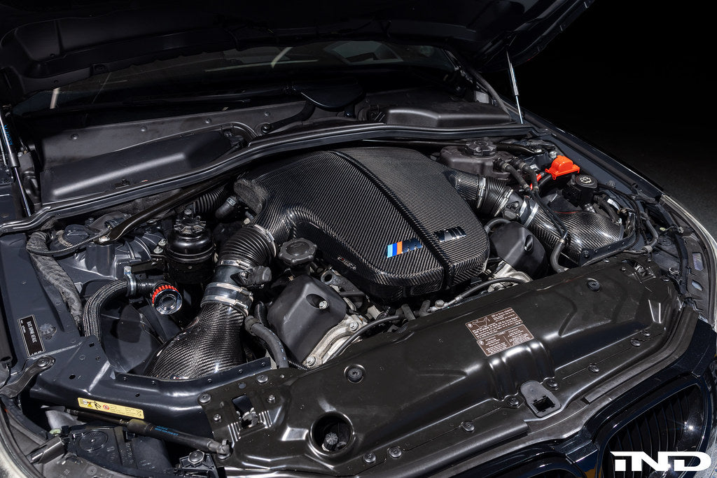 Overhead off center engine bay view of Eventuri S85 carbon plenum system installed on BMW V10 engine with optional intake 