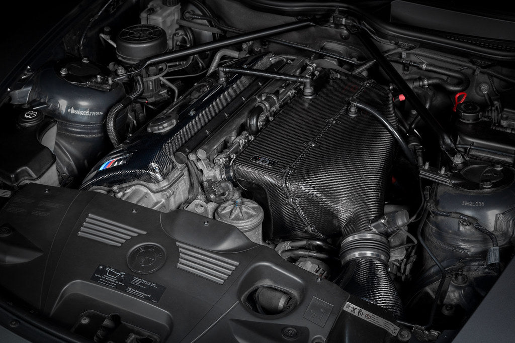 Eventuri hybrid carbon airbox system installed in engine bay of BMW Z4 M E85/E86, showcasing performance air intake upgrade.