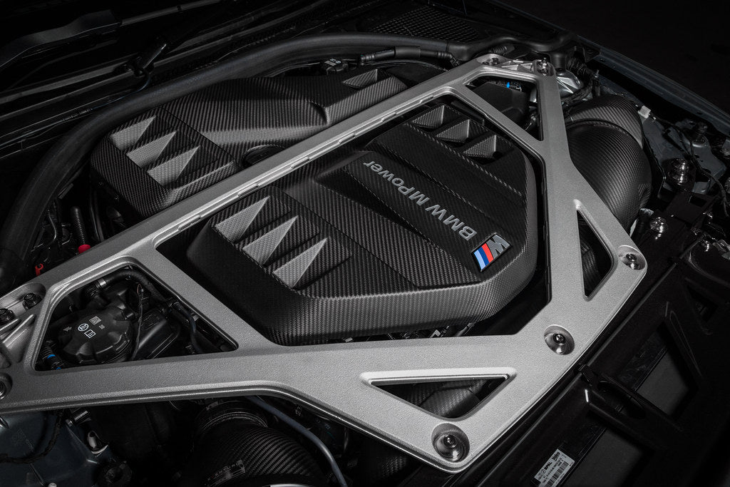 Eventuri black carbon engine cover installed in engine bay for BMW G8X M2, M3, M4 with S58 engine, matte finish.