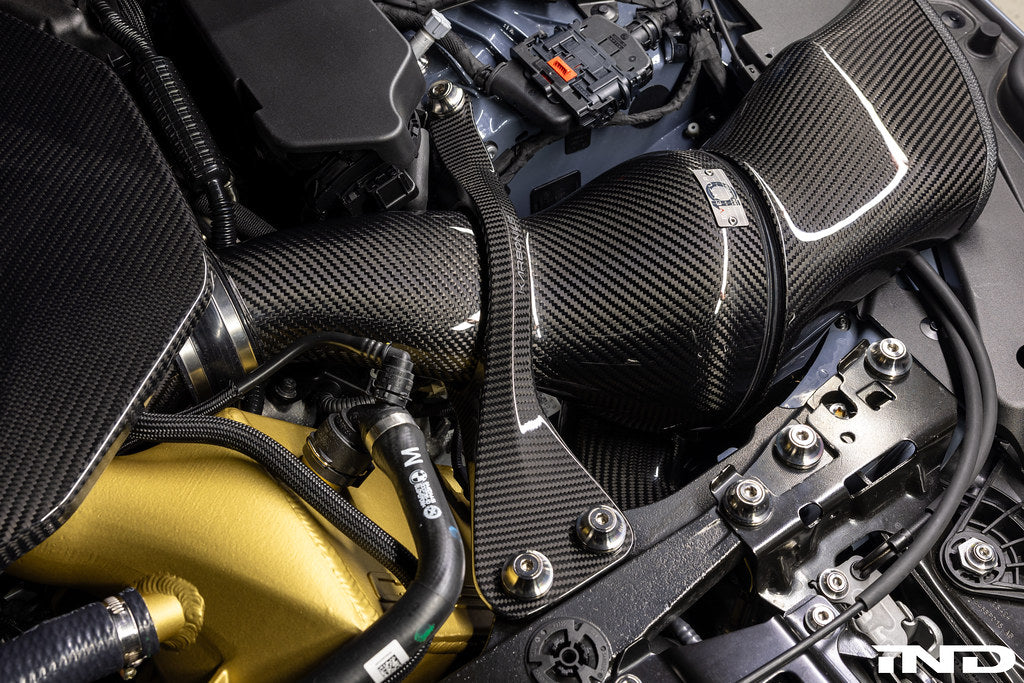 Karbonius gloss carbon fiber strut brace set for BMW G90 M5 and G99 M5 installed in engine bay