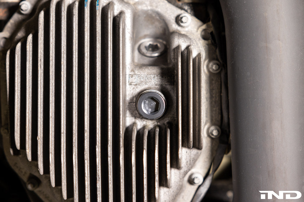 MMX Performance magnetic differential oil drain plug M22x1.5 installed in a vehicle's differential for enhanced magnetism and oil management.