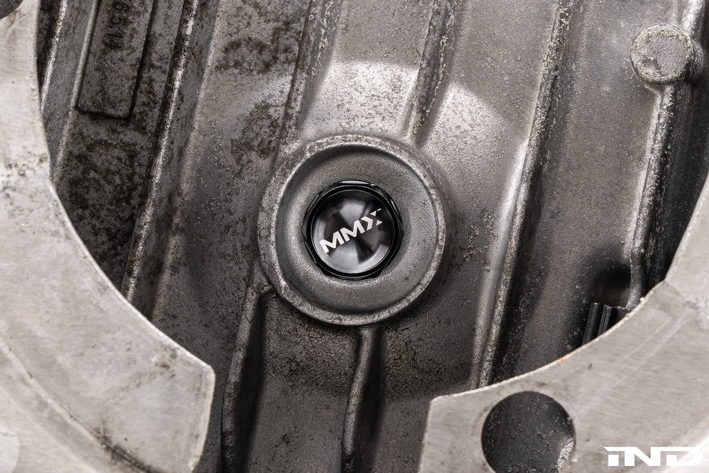 MMX Performance magnetic oil sump drain plug M12x1.5 installed on a BMW engine for secure oil drainage and magnetic debris collection.