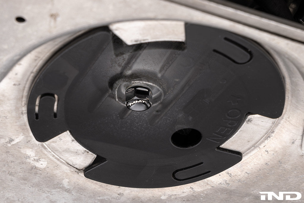 MMX Performance magnetic oil sump drain plug M12x1.5 installed on a BMW engine for secure oil drainage and magnetic debris collection.