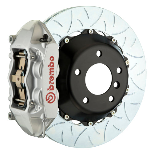 Brembo F8X M2/M3/M4 GT big brake kit with 345x28mm 2-piece rear slotted brake rotors and silver 4-piston calipers.